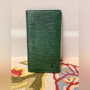 LOUIS VUITTON Vintage Unisex Green Epi Leather Long Bi-Fold Agenda Wallet